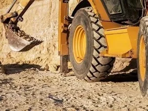 Что такое экскаватор-погрузчик: особенности и сфера применения